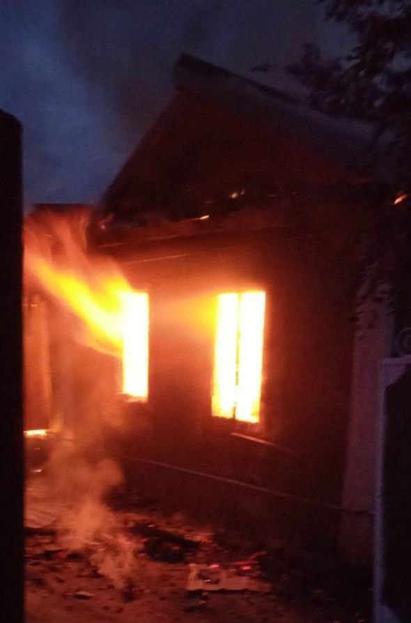 Жилой дом загорелся ночью на Ставрополье