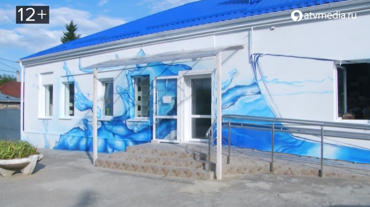Граффити в виде морских волн и субмарины украсили стены библиотеки в Ставрополе