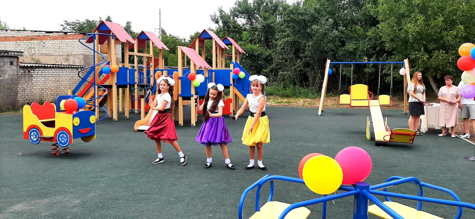 Новую детскую площадку открыли в селе Левокумка на Ставрополье