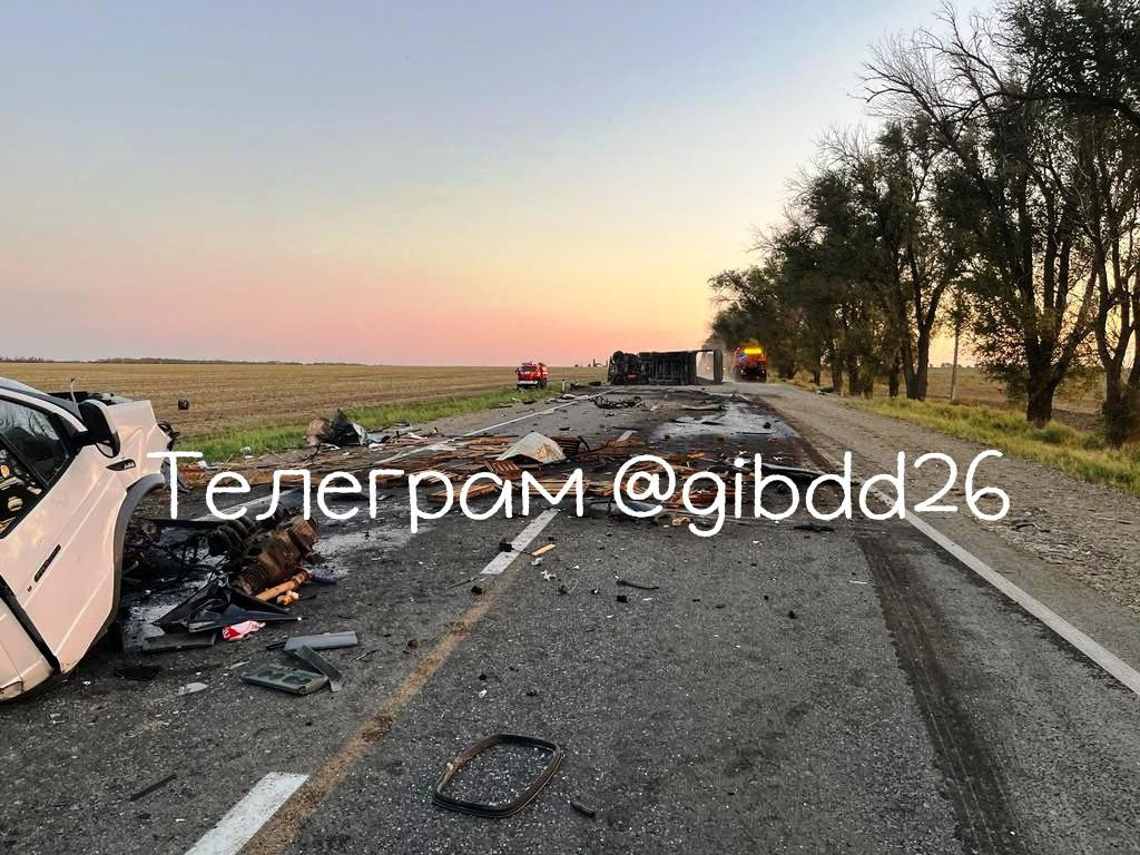 Два грузовика столкнулись в Петровском округе, один из них загорелся