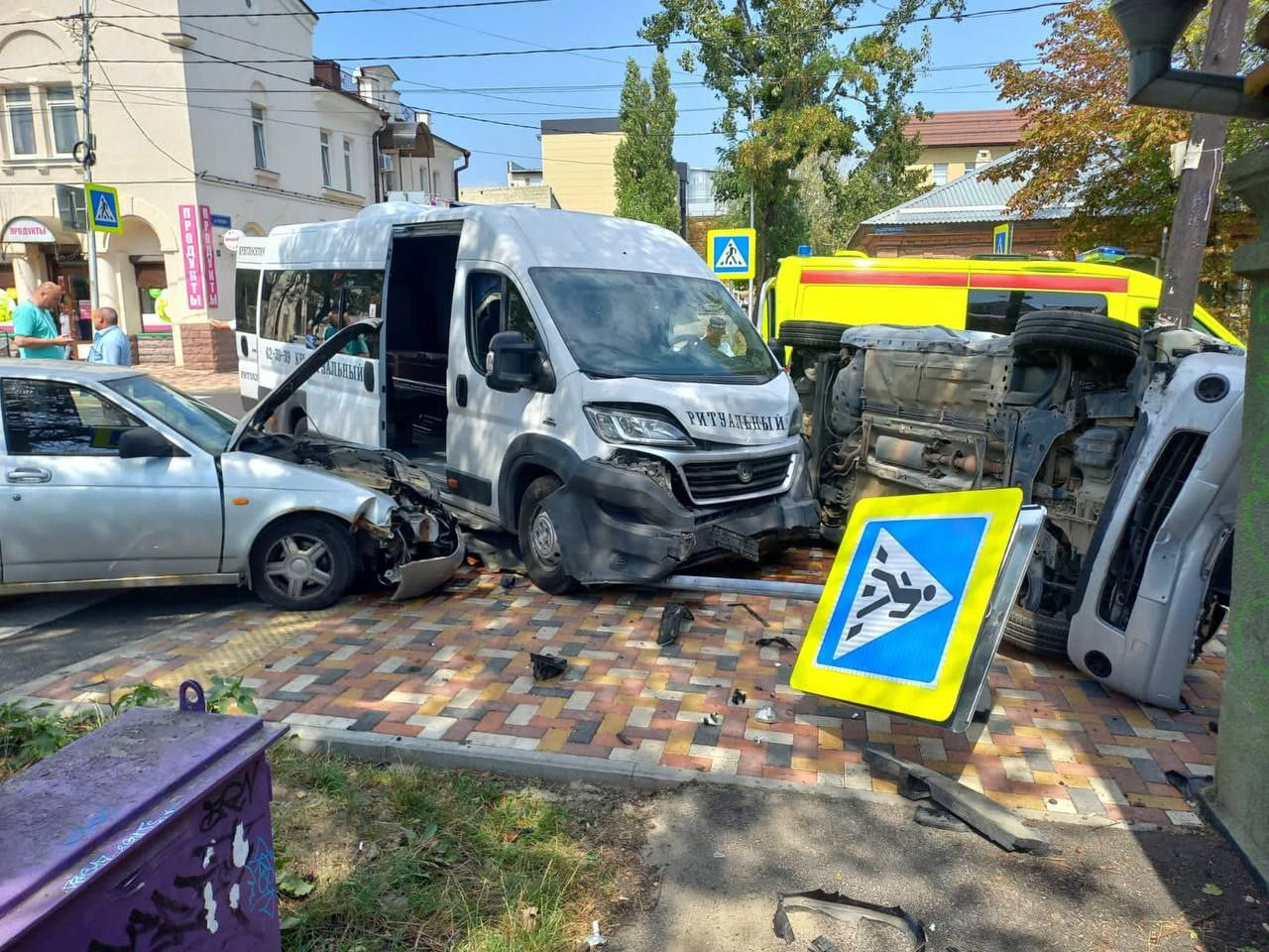 Ритуальный микроавтобус попал в аварию в Ставрополе