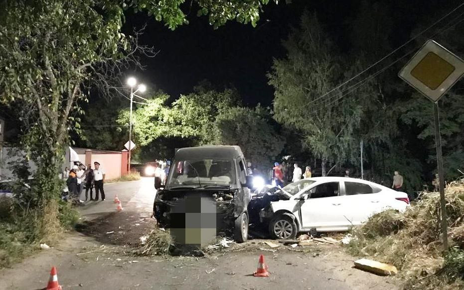 В Иноземцево водитель врезался в припаркованную маршрутку и пешехода