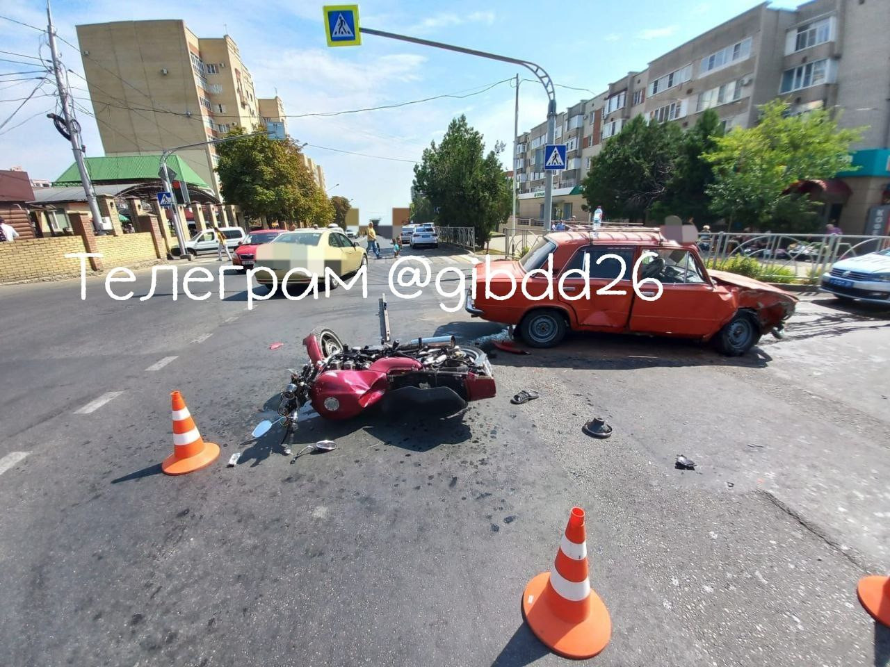 В Ставрополе мотоциклист проехал на красный и попал в ДТП