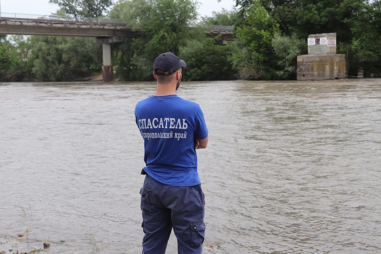 На Ставрополье спасатели помогли мужчине, упавшему с моста