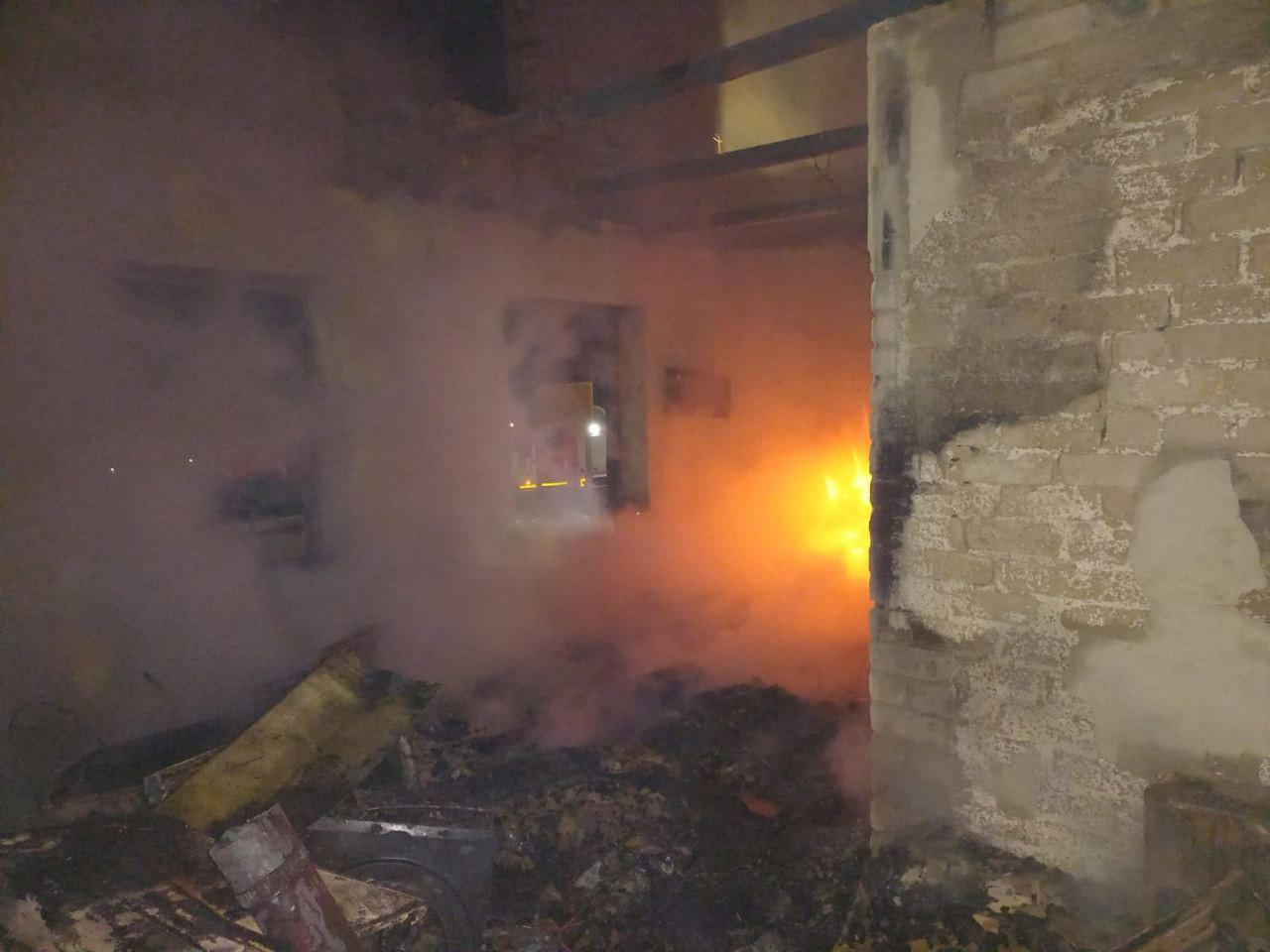 Двухэтажный дом и хозпостройка сгорели ночью на Ставрополье