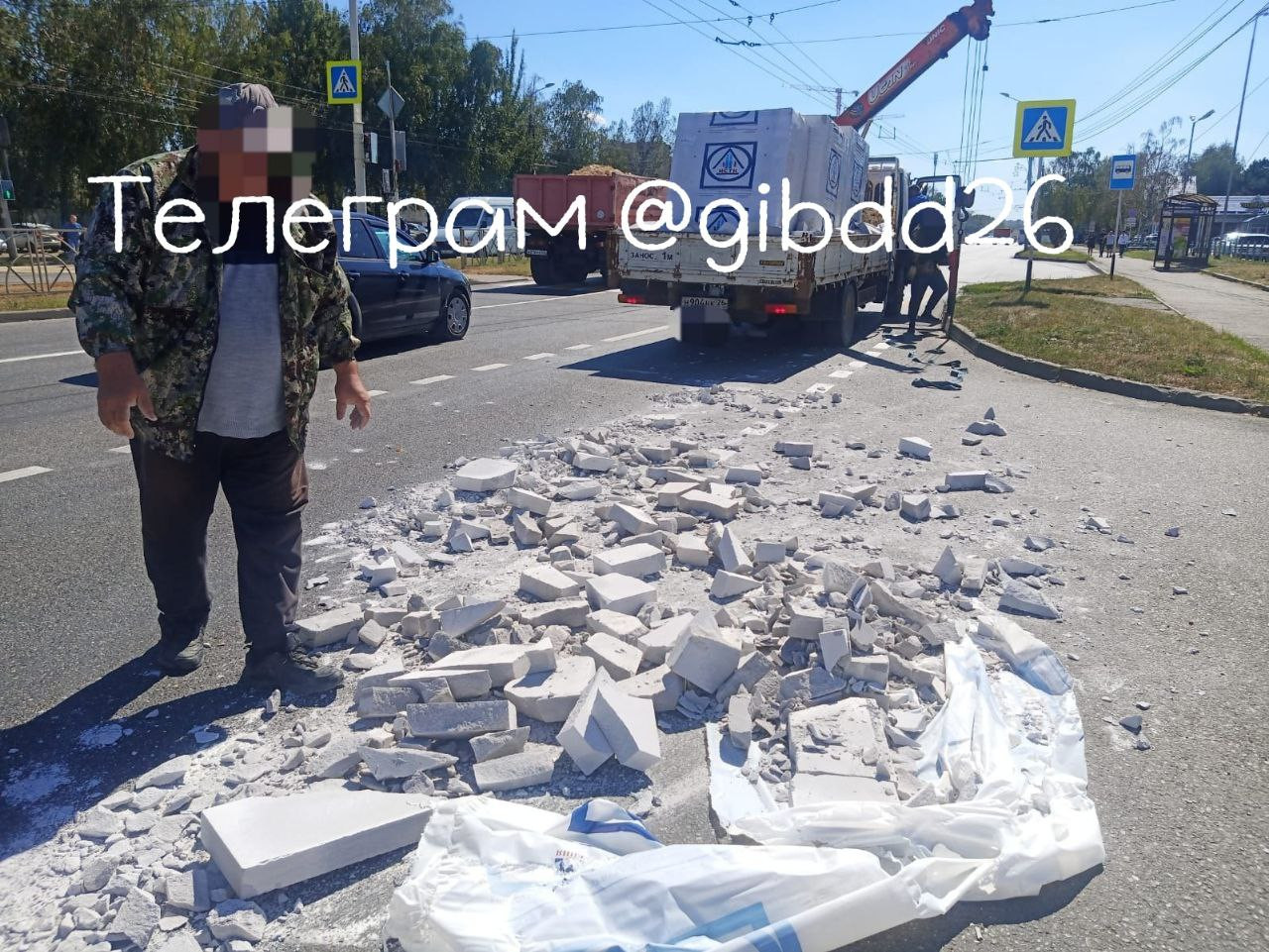 В Ставрополе с манипулятора во время движения выпал груз | 09.09.2022 |  Ставрополь - БезФормата