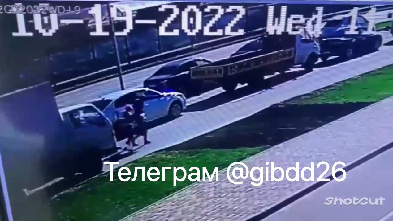 В Ставрополе под колёса машины попала женщина с ребёнком