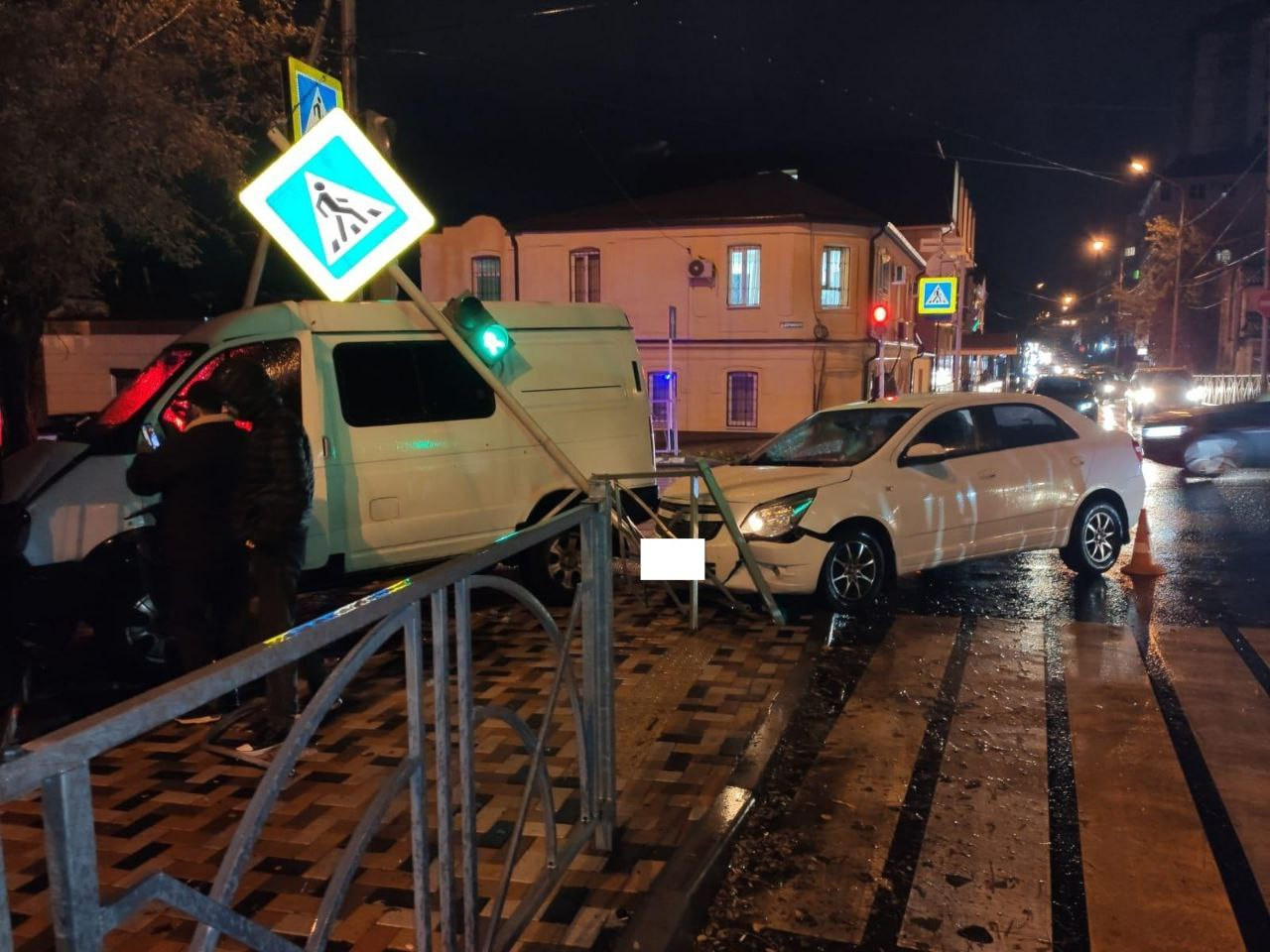 Водитель сбил ограждение и светофор, поехав на красный в Ставрополе