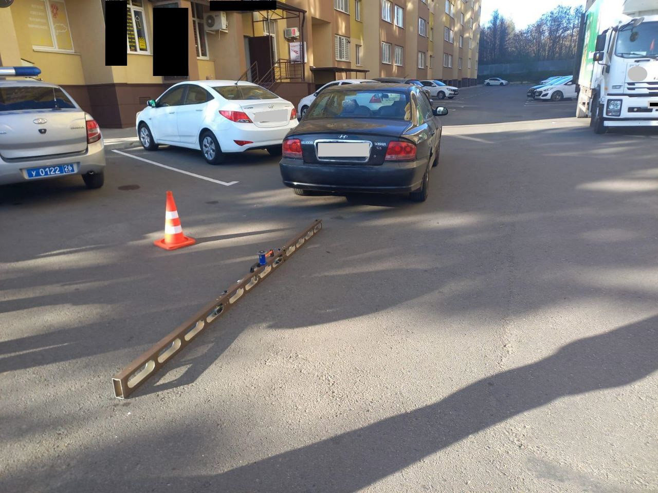 Во дворе Ставрополя под колеса машины попала пенсионерка