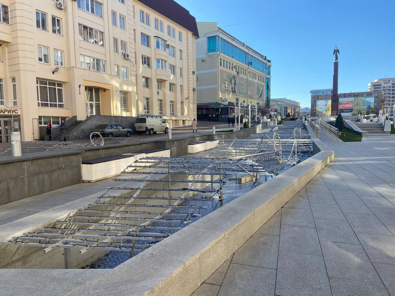Зимнюю инсталляцию фонтана Волна установили на Александровской площади в Ставрополе
