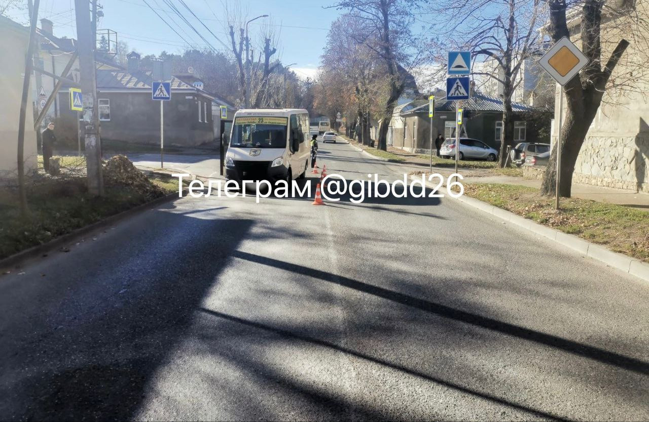 В Кисловодске невнимательный водитель автобуса сбил пожилую женщину на зебре