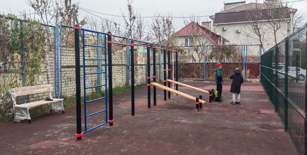 На ул. Пригородной в Ставрополе отремонтировали спортплощадку