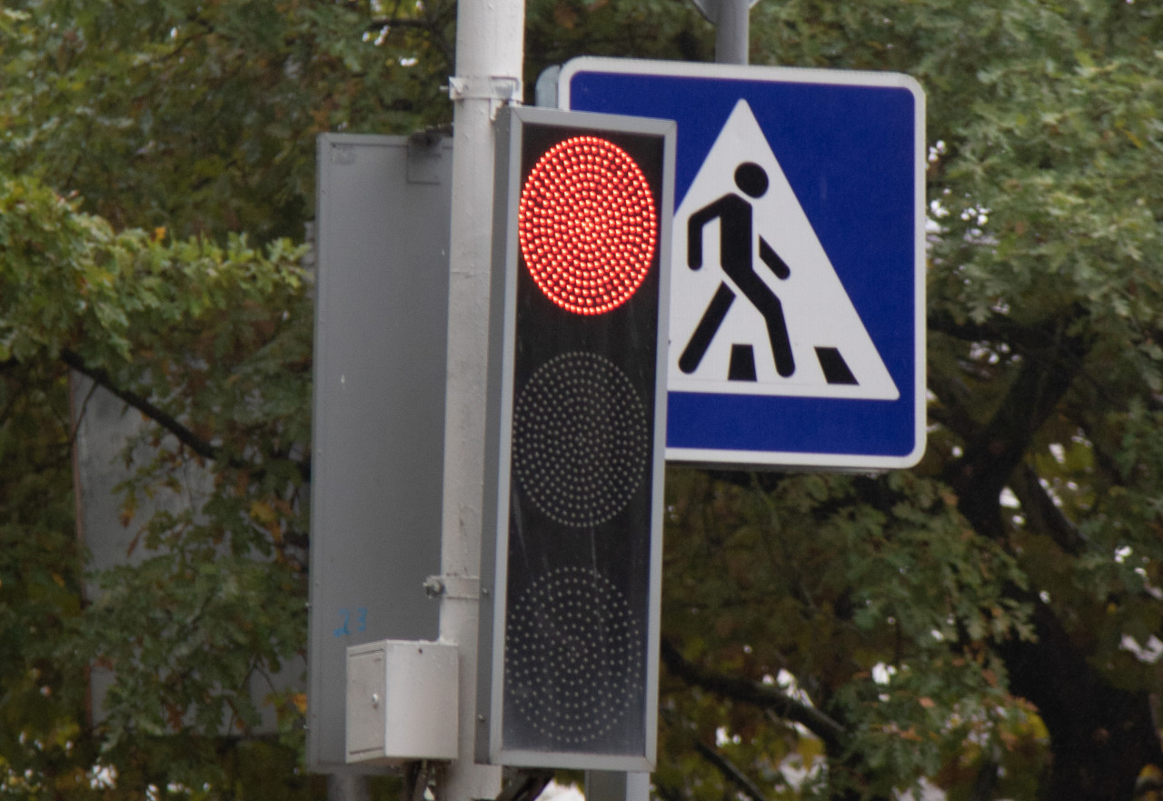 Двойной светофор. Пешеходный светофор. Пешеходный переход со светофором. Перекресток со светофором. Дорожные и пешеходные светофоры.