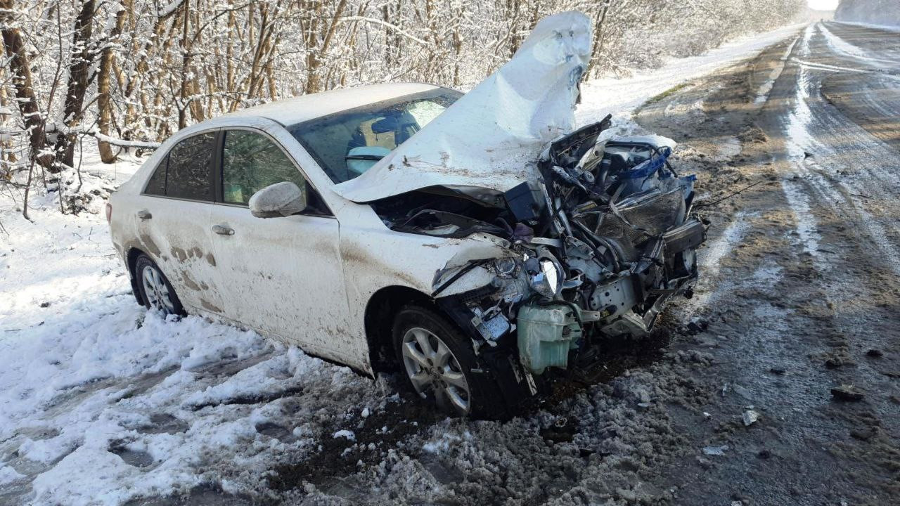 19-летний водитель пострадал в тройном ДТП с грузовиком на Ставрополье
