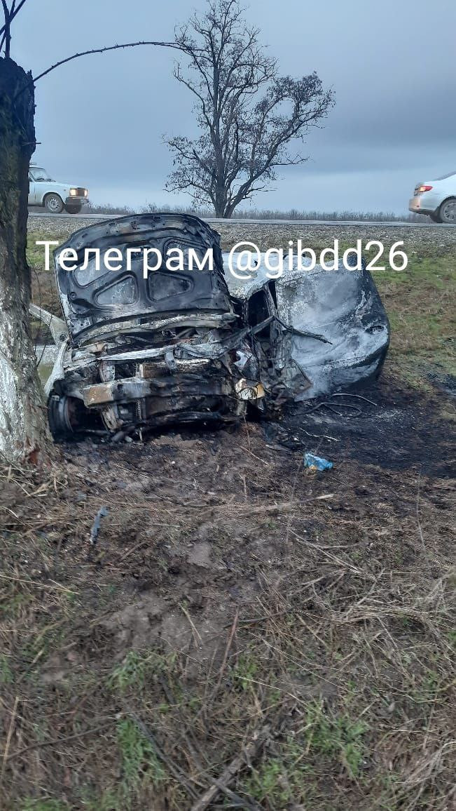Два человека пострадали в ДТП с грузовиком и горящей легковушкой на Ставрополье