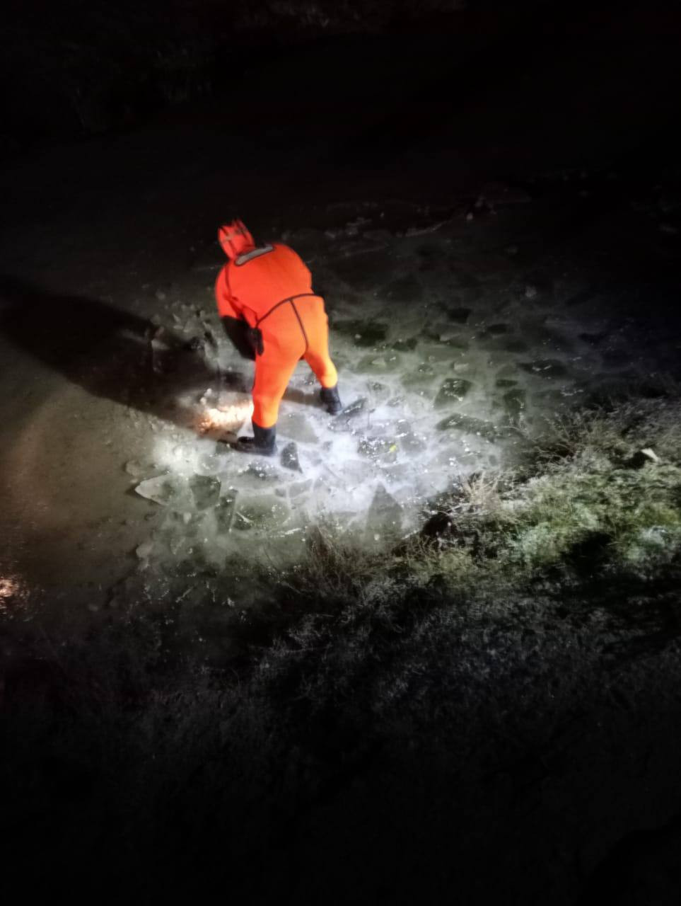 Вмерзшее в лед тело мужчины достали из водоема на Ставрополье