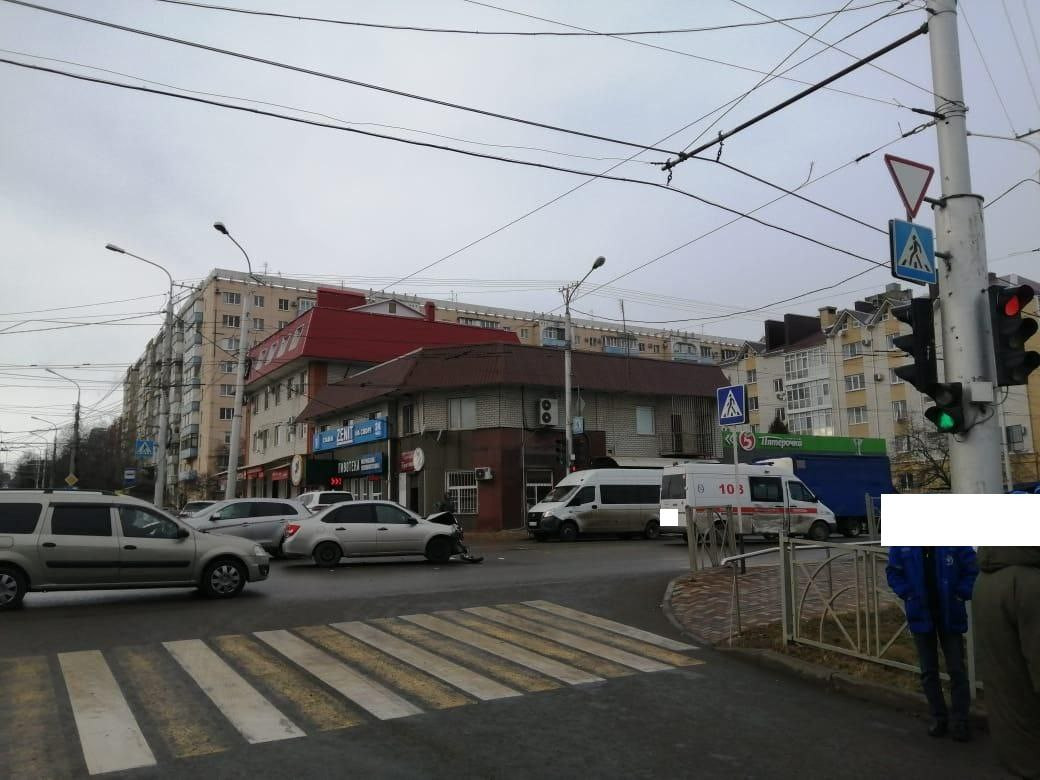 В Ставрополе столкнулись легковой автомобиль и машина скорой помощи