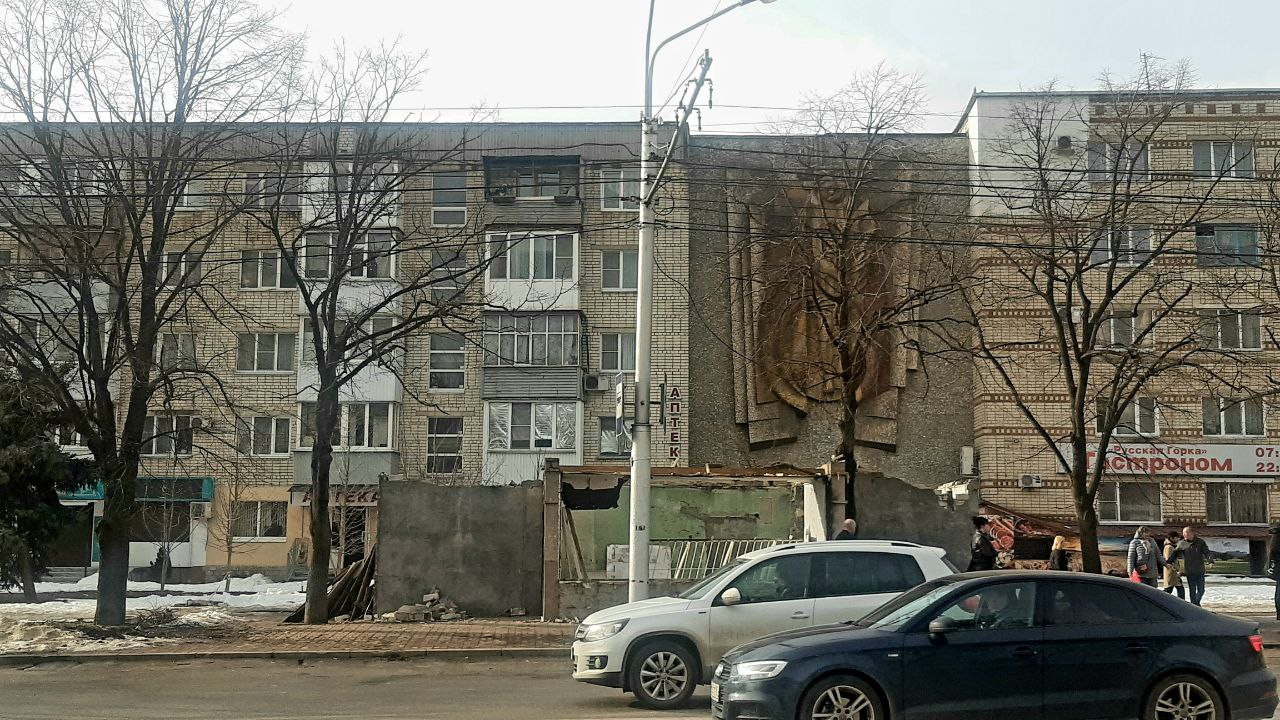 Здание на остановке напротив лицея 17 сносят в Ставрополе