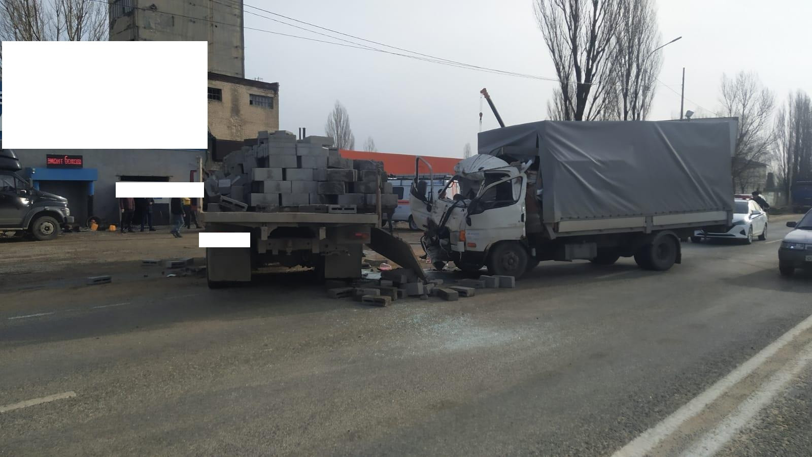 Два человека пострадали при столкновении грузовиков на въезде в Ставрополь