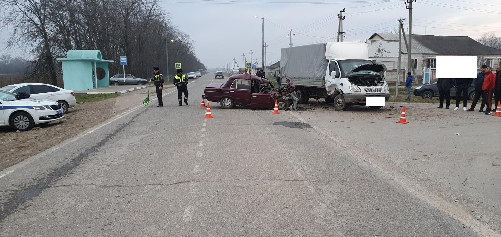 Четыре человека пострадали при столкновении легковушки и грузовой ГАЗели на Ставрополье