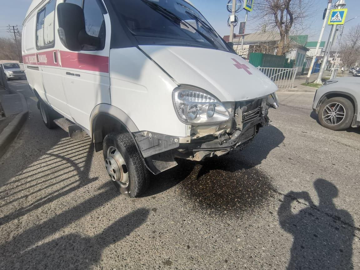 Машина скорой помощи и легковушка столкнулись в Михайловске