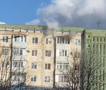 Балкон квартиры загорелся в доме на ул. 50 лет ВЛКСМ в Ставрополе