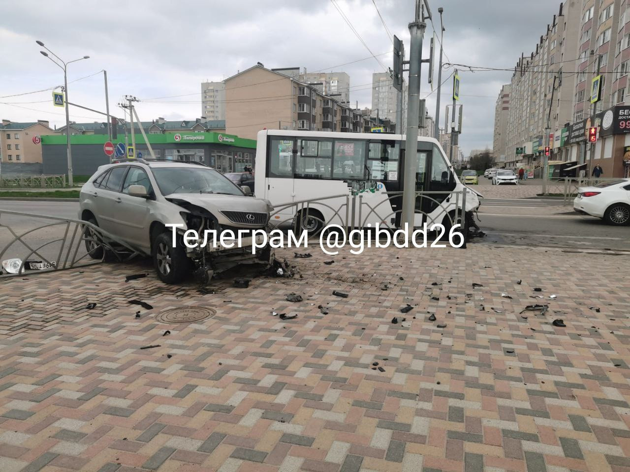 Пустая маршрутка и Lexus столкнулись в Ставрополе