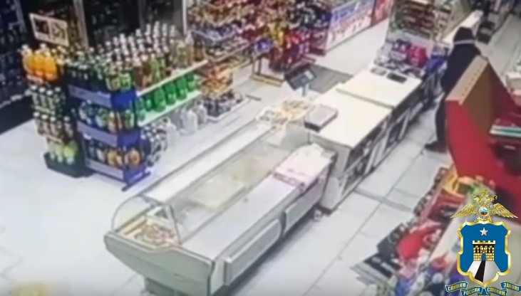 В Пятигорске вор украл продукты и 13 тысяч рублей из кассы в магазине