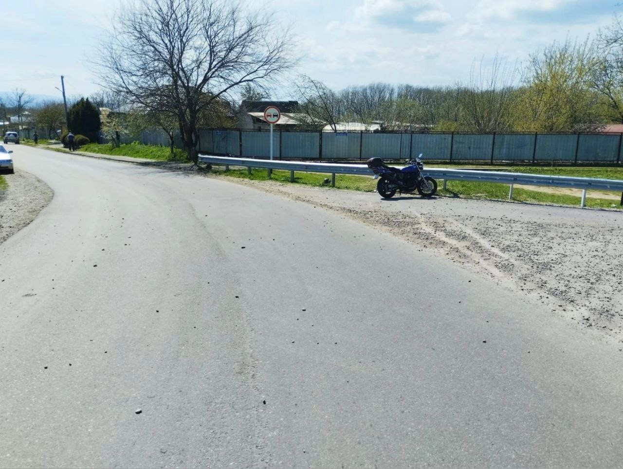 В Ставропольском крае мотоциклист врезался в отбойник и погиб