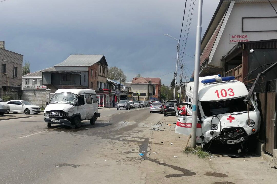 Следователи выясняют обстоятельства столкновения ГАЗели и машины скорой помощи в Пятигорске