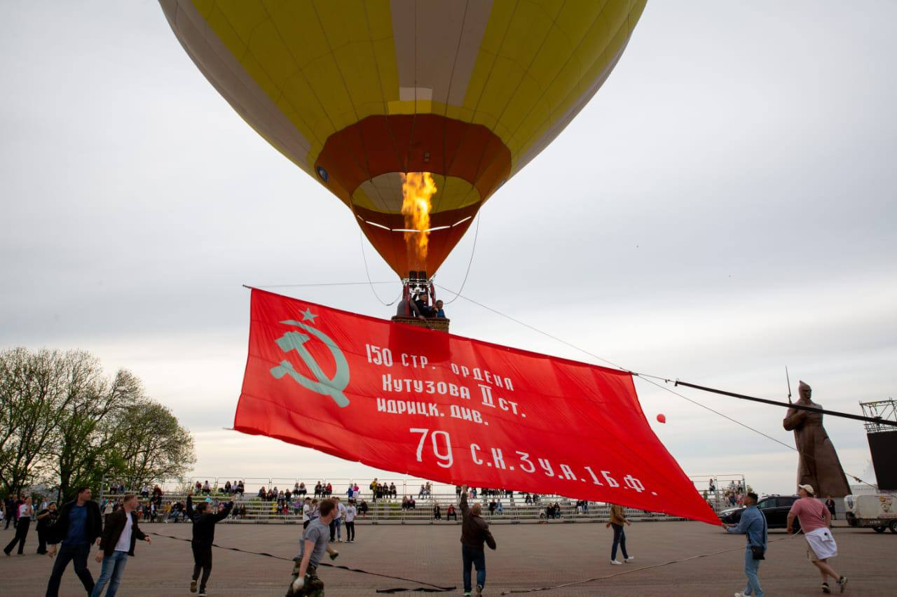 Воздушный шар с 10-метровым Знаменем Победы пролетел над Ставрополем