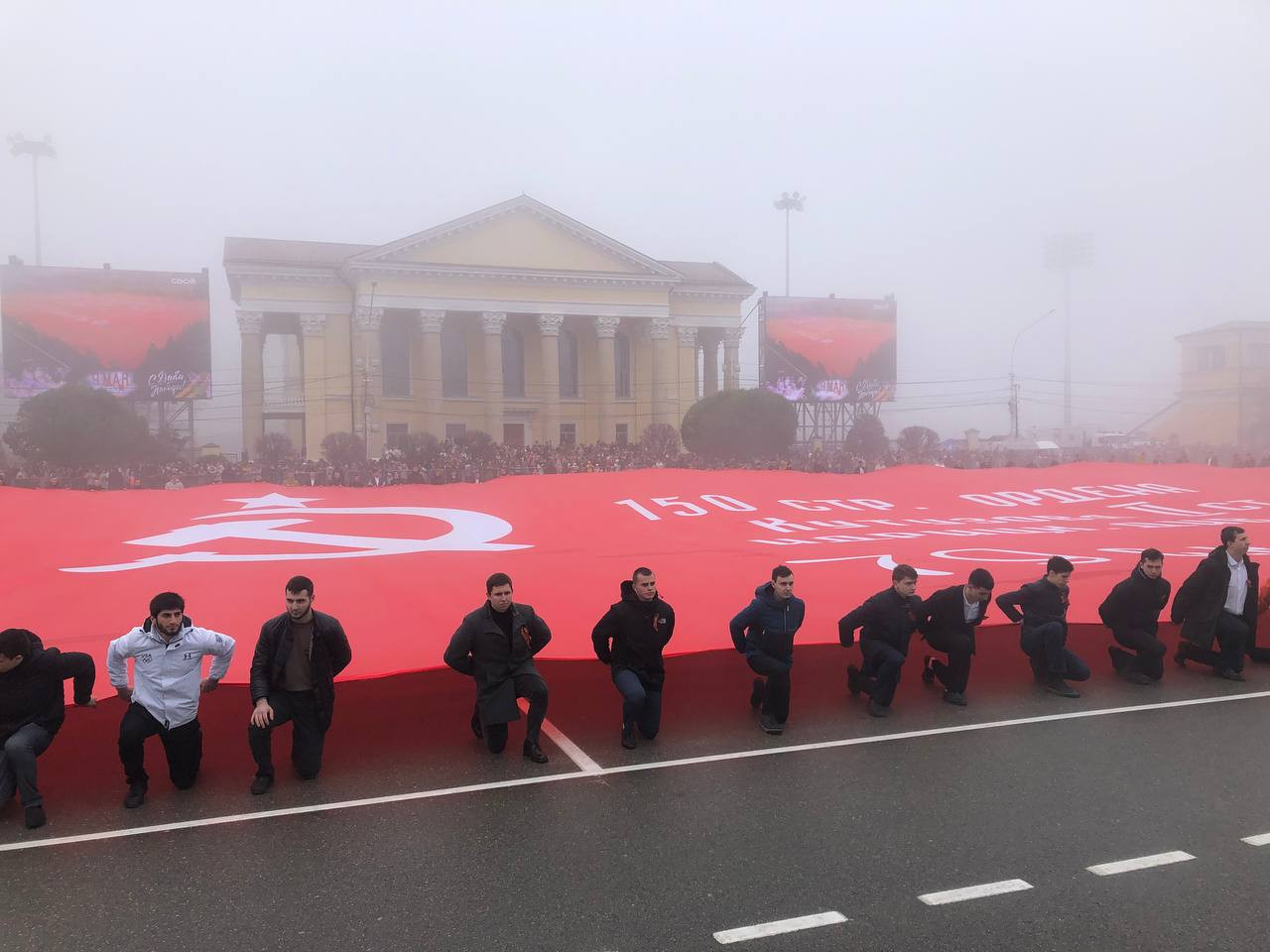 Самое большое в мире Знамя Победы развернули 9 мая в Ставрополе - АТВмедиа