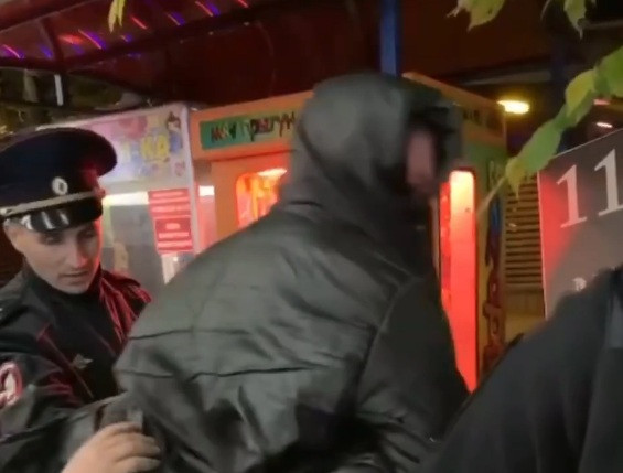 Хулиган с игрушечным пистолетом ограбил кассу аттракциона в парке Победы в Ставрополе