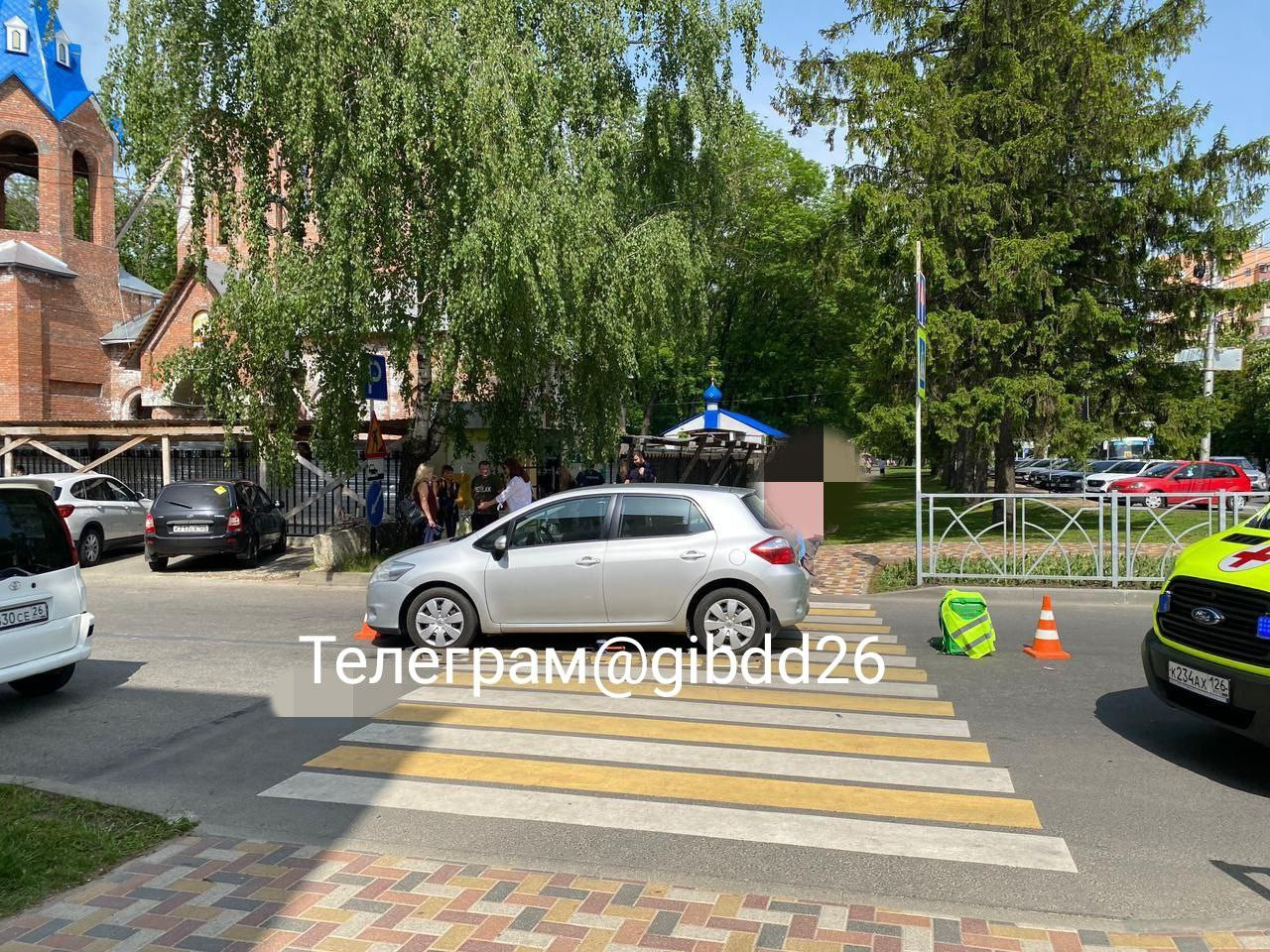 Двух школьников на электросамокатах сбила машина на зебре в Ставрополе