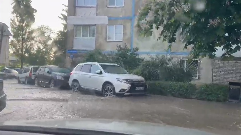 Больше всего от ночного ливня пострадала улица Пригородная в Ставрополе