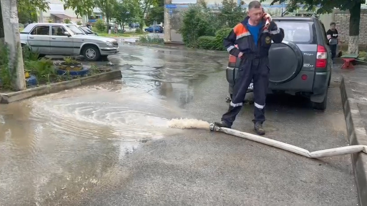 С улицы Пригородной в Ставрополе откачали воду после ночной стихии