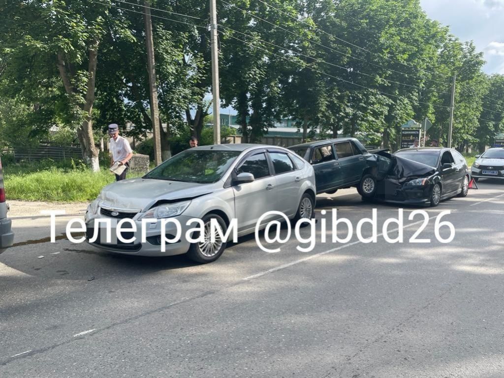 На въезде в Михайловск столкнулись 4 автомобиля | 02.06.2023 | Ставрополь -  БезФормата