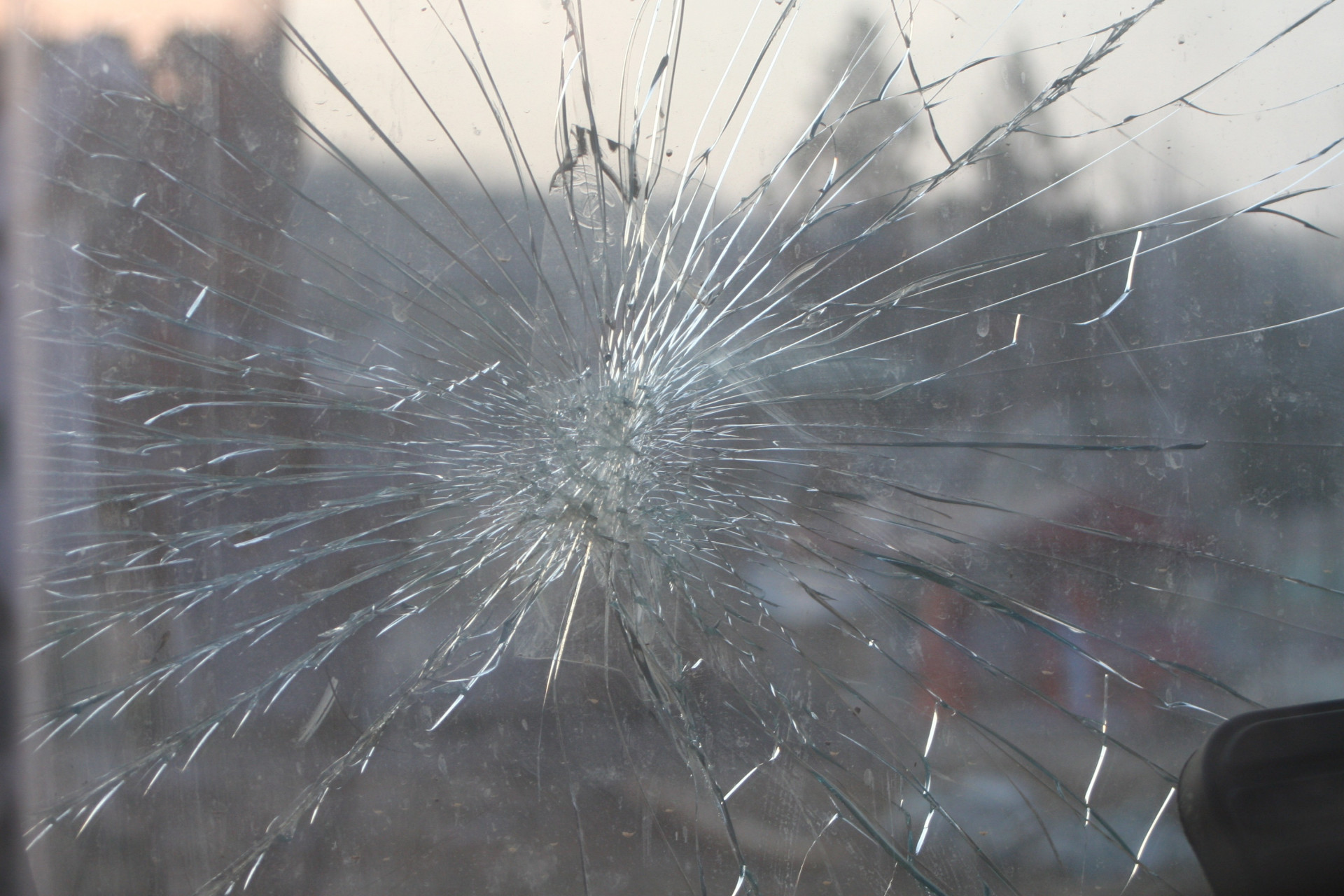 На Ставрополье завели уголовное дело на вандала, разбившего стекло остановки