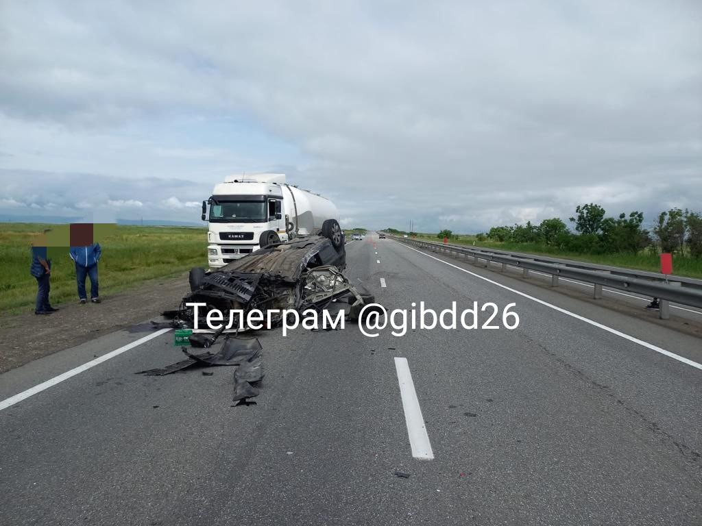 5 человек пострадали при столкновении легковушки и КАМАЗа с грузовой цистерной на Ставрополье
