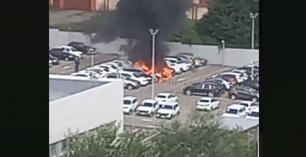 Две машины сгорели на парковке в Ставрополе