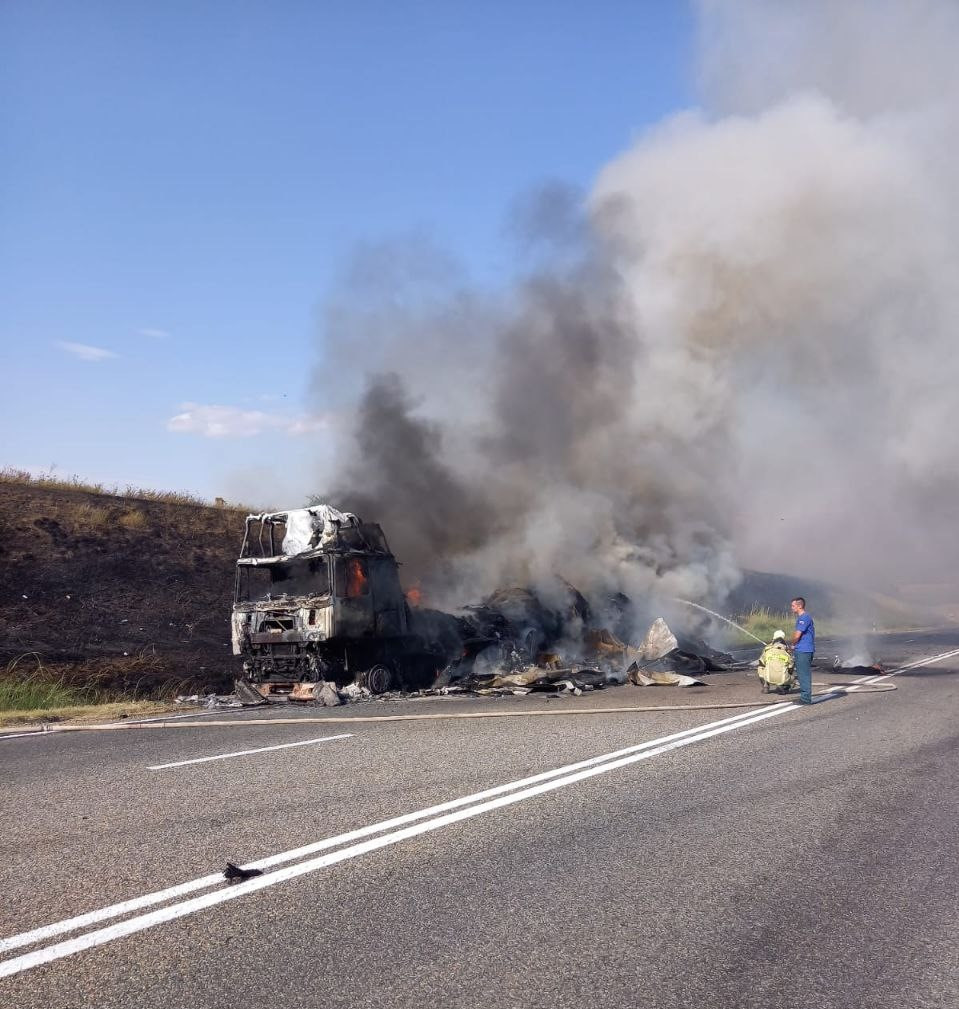 На трассе "Астрахань - Элиста - Ставрополь" ограничили движение из-за загоревшейся фуры На трассе "Астрахань - Элиста - Ставрополь" ограничили движение из-за загоревшейся фуры