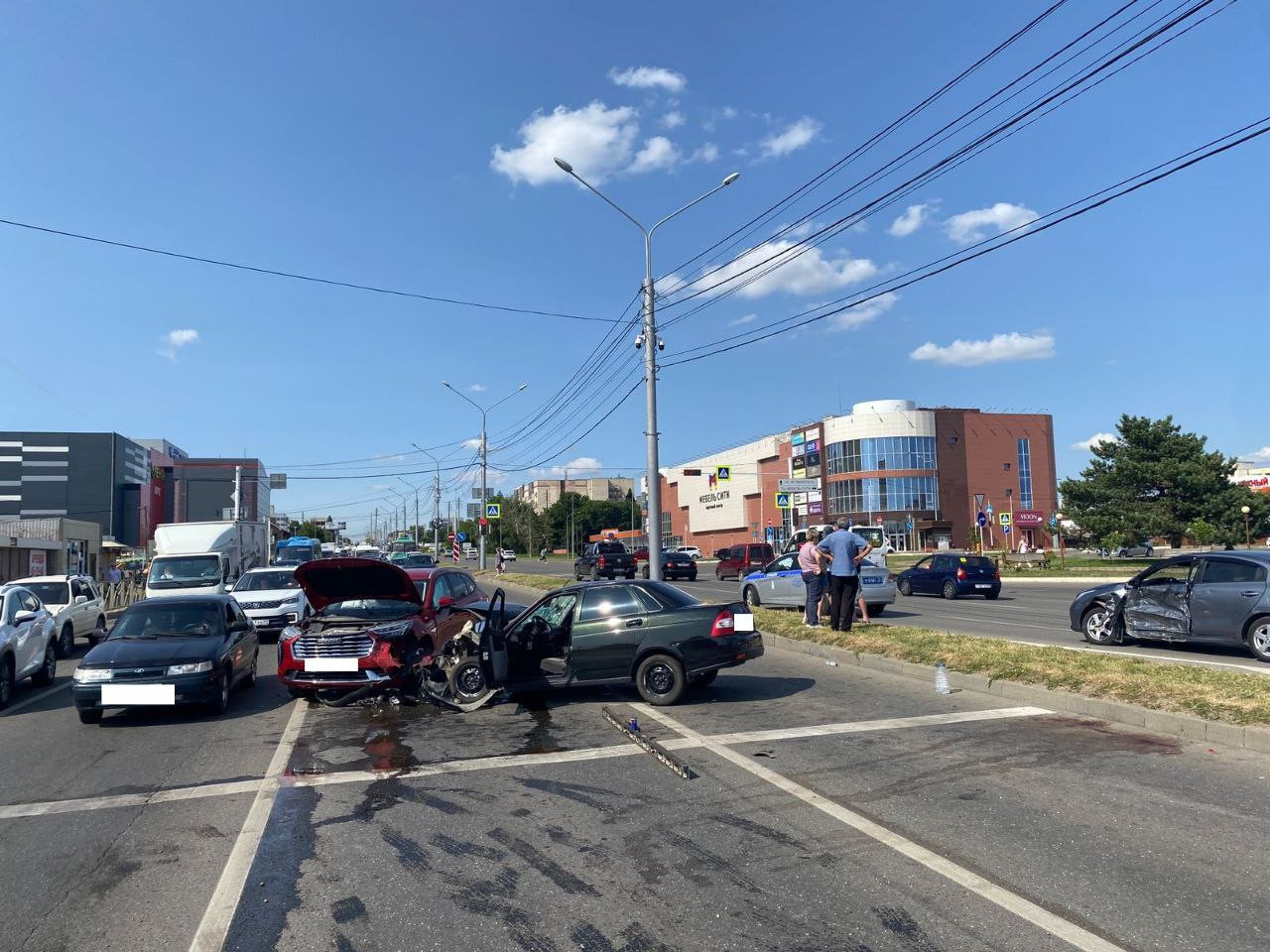 Два человека пострадали в тройной аварии из-за нарушения движения по  полосам в Ставрополе - АТВмедиа