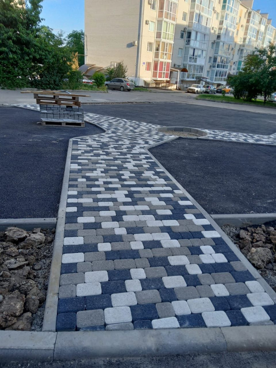 В Ставрополе на месте бывшей контейнерной площадки в микрорайоне Радуга оборудуют зону отдыха