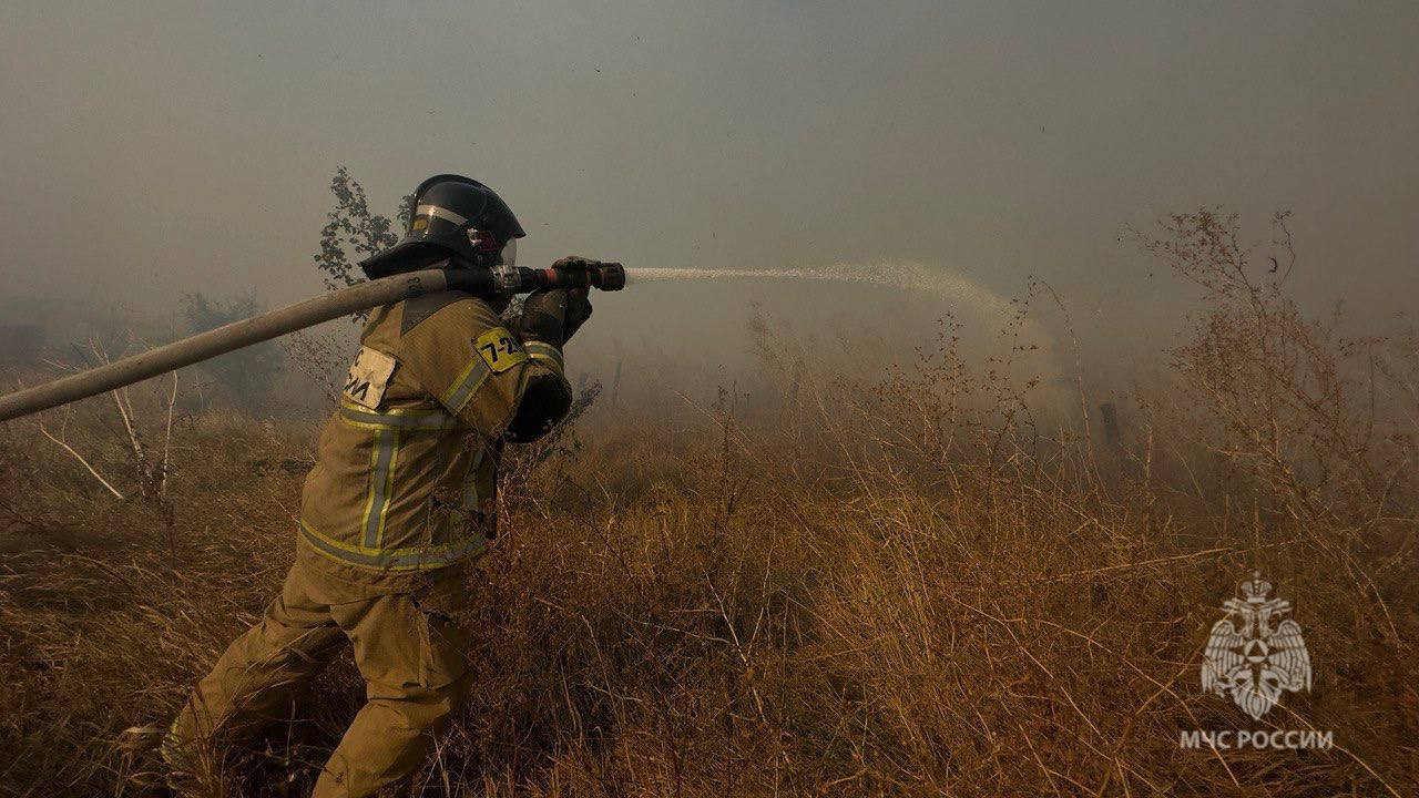 19 человек эвакуировали при пожаре в хуторе Грушевом на Ставрополье