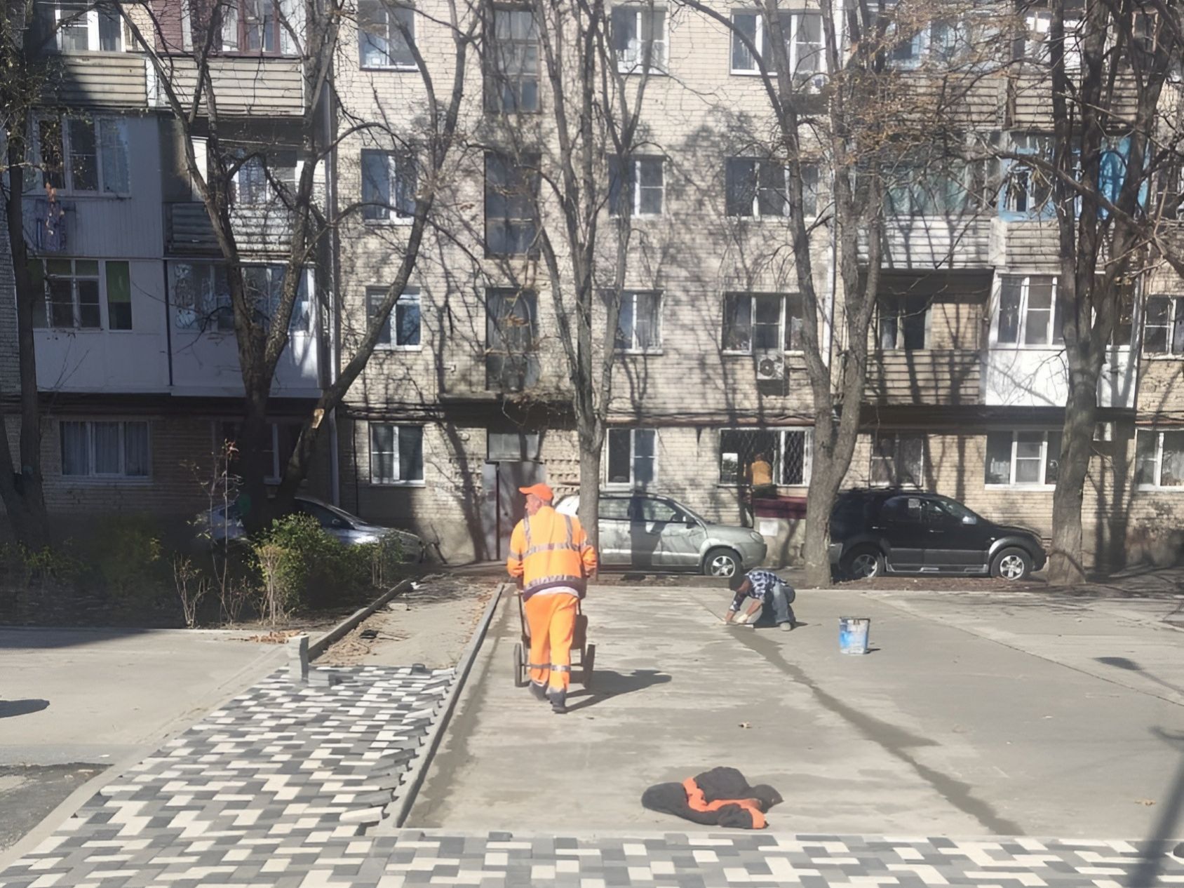 На детской площадке по улице Орджоникидзе в Ставрополе сделали пешеходные  дорожки | 23.10.2023 | Ставрополь - БезФормата