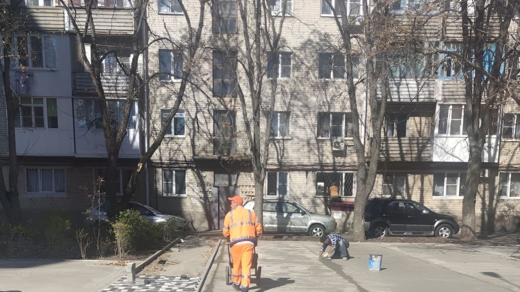 На детской площадке по улице Орджоникидзе в Ставрополе сделали пешеходные  дорожки | 23.10.2023 | Ставрополь - БезФормата