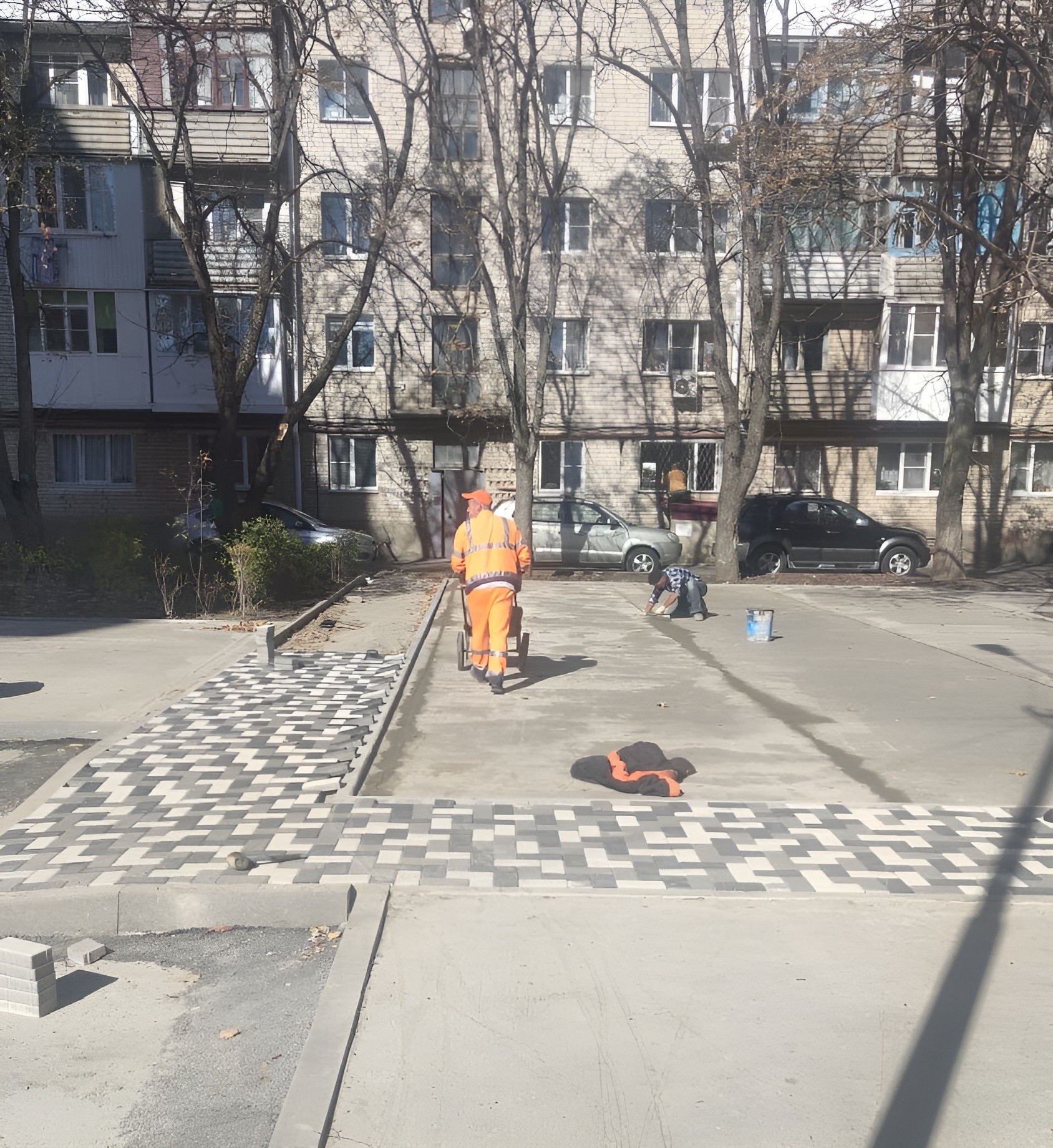 На детской площадке по улице Орджоникидзе в Ставрополе сделали пешеходные  дорожки | 23.10.2023 | Ставрополь - БезФормата