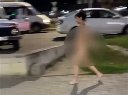 Девушка с пирсингом гуляет по городу без трусиков в жаркий день