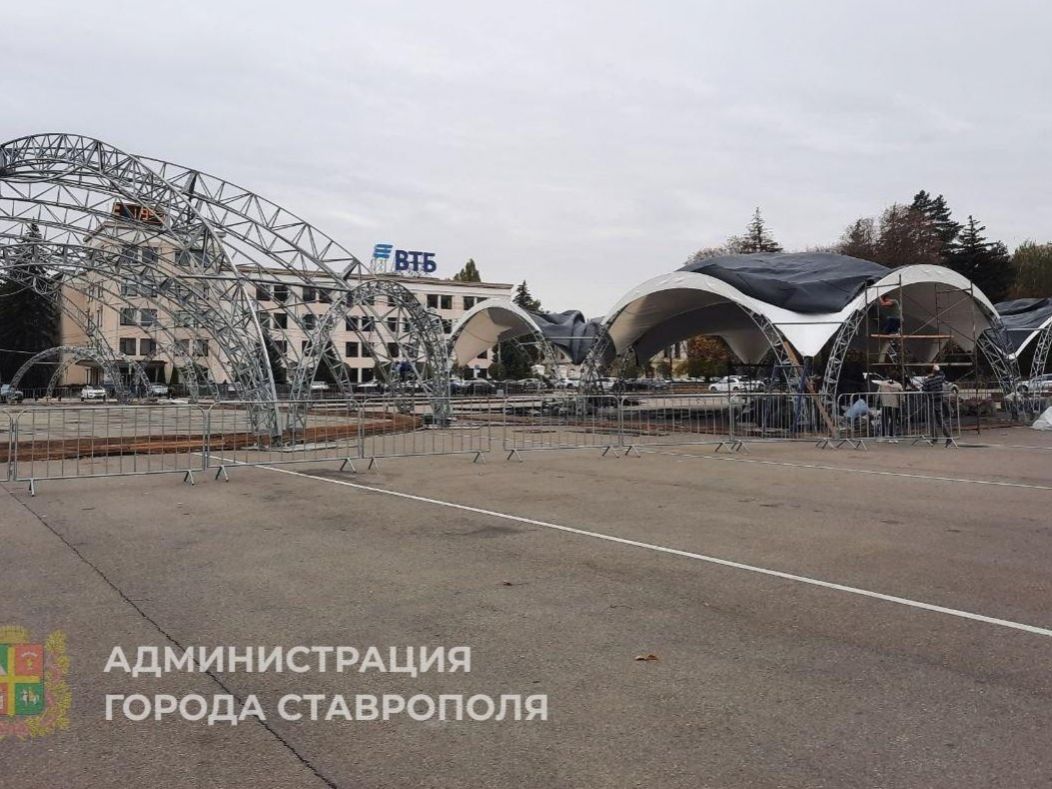 5 тысяч лампочек зажгутся на ледовом катке в центре Ставрополя | 27.10.2023  | Ставрополь - БезФормата