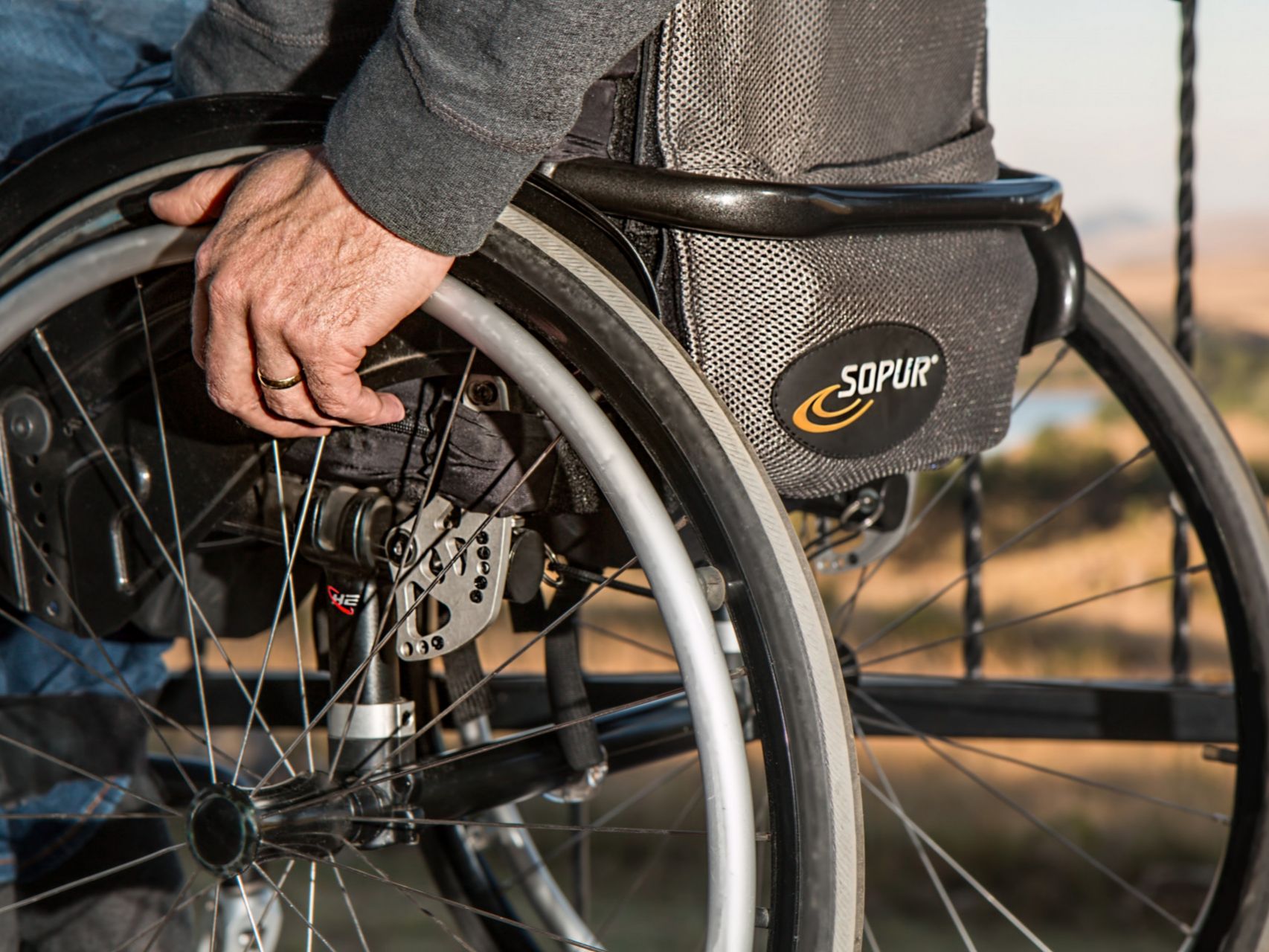 Упростили инвалидность. Инвалид колясочник. Коляска для инвалидов. Перчатки для инвалидов колясочников. Трудоустройство инвалидов.